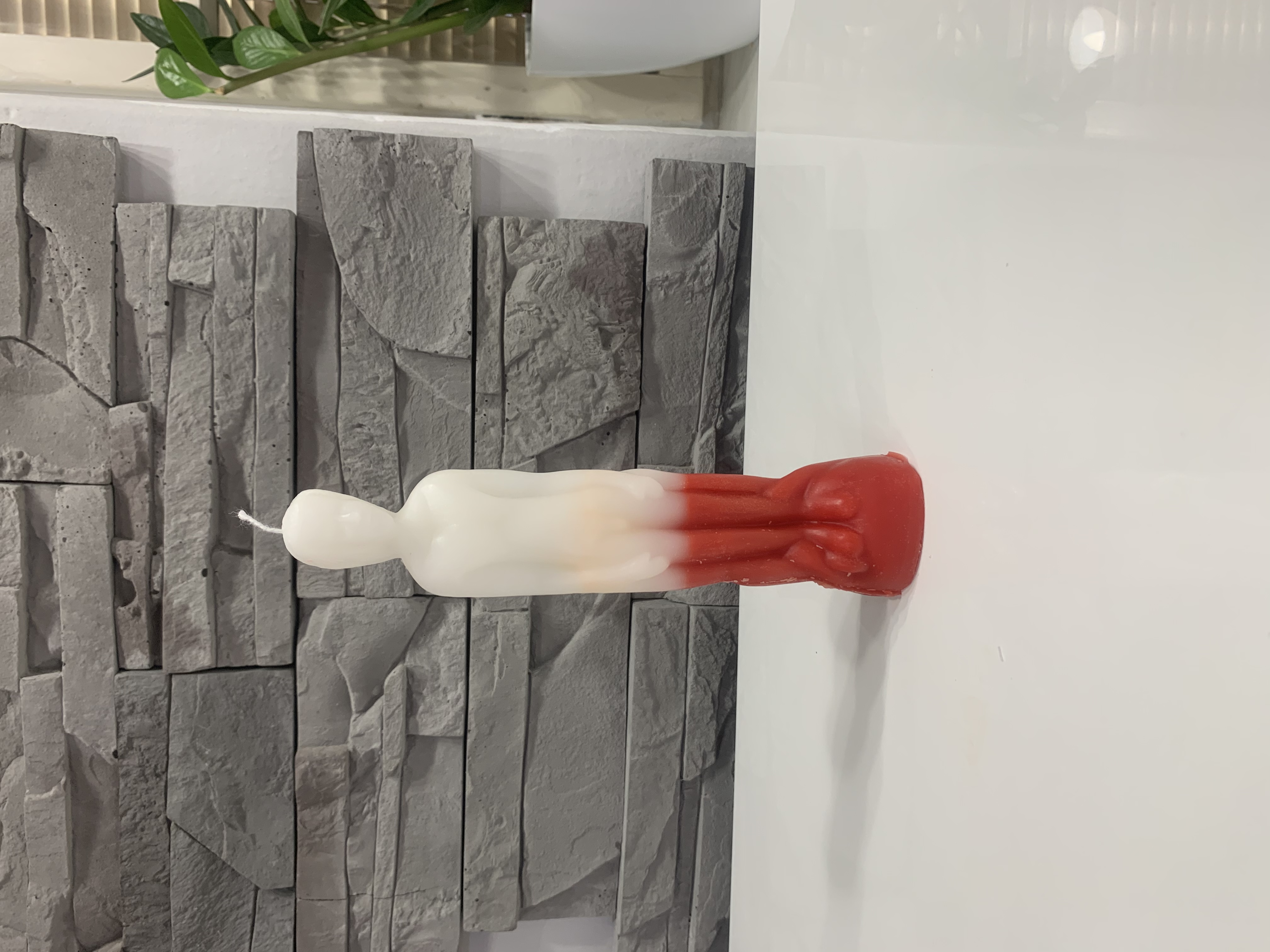Barbara bílo červená figurální svíčka ,, Muž" - 20 cm