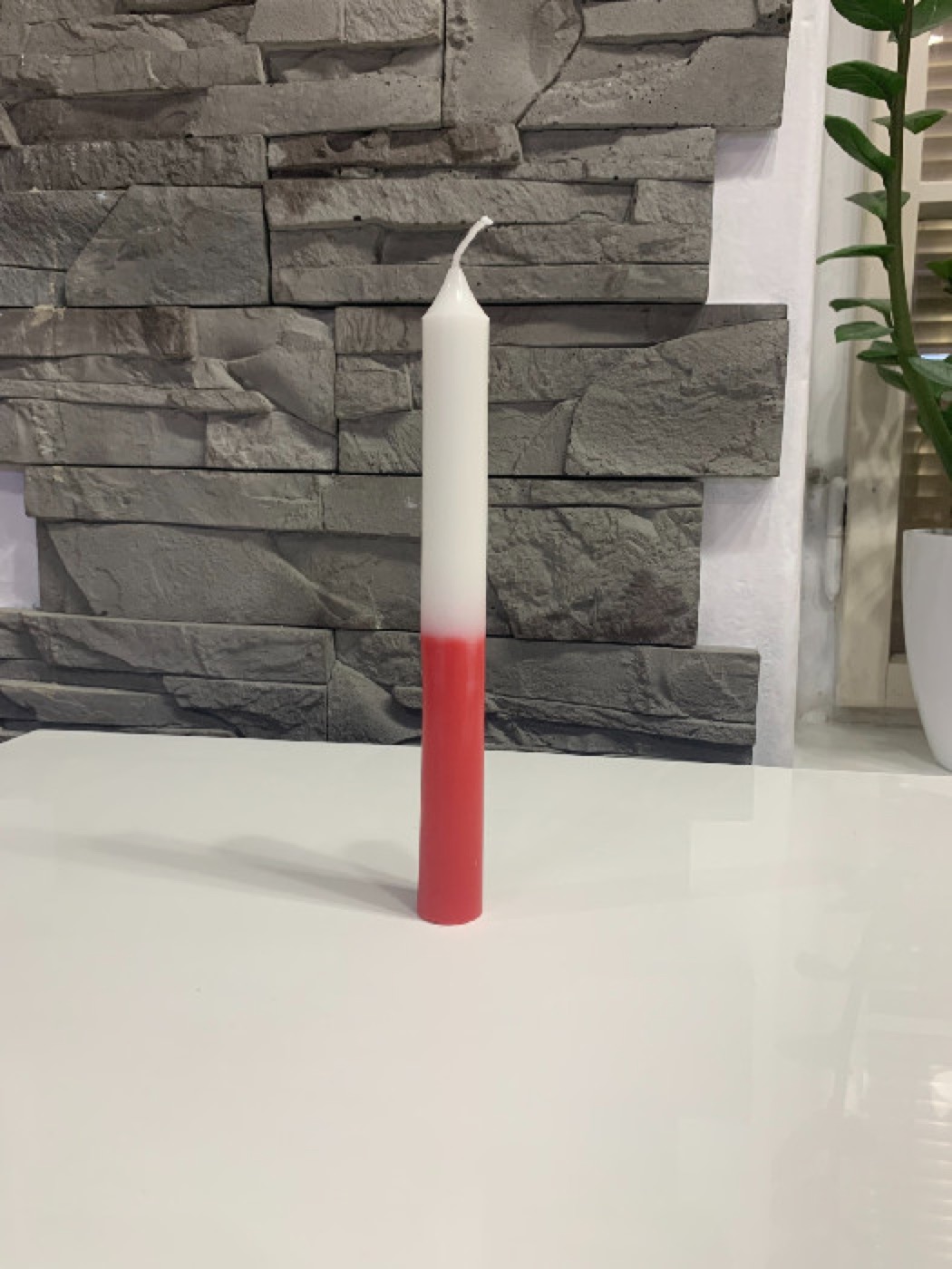Bílo-červená svíčka 20 cm