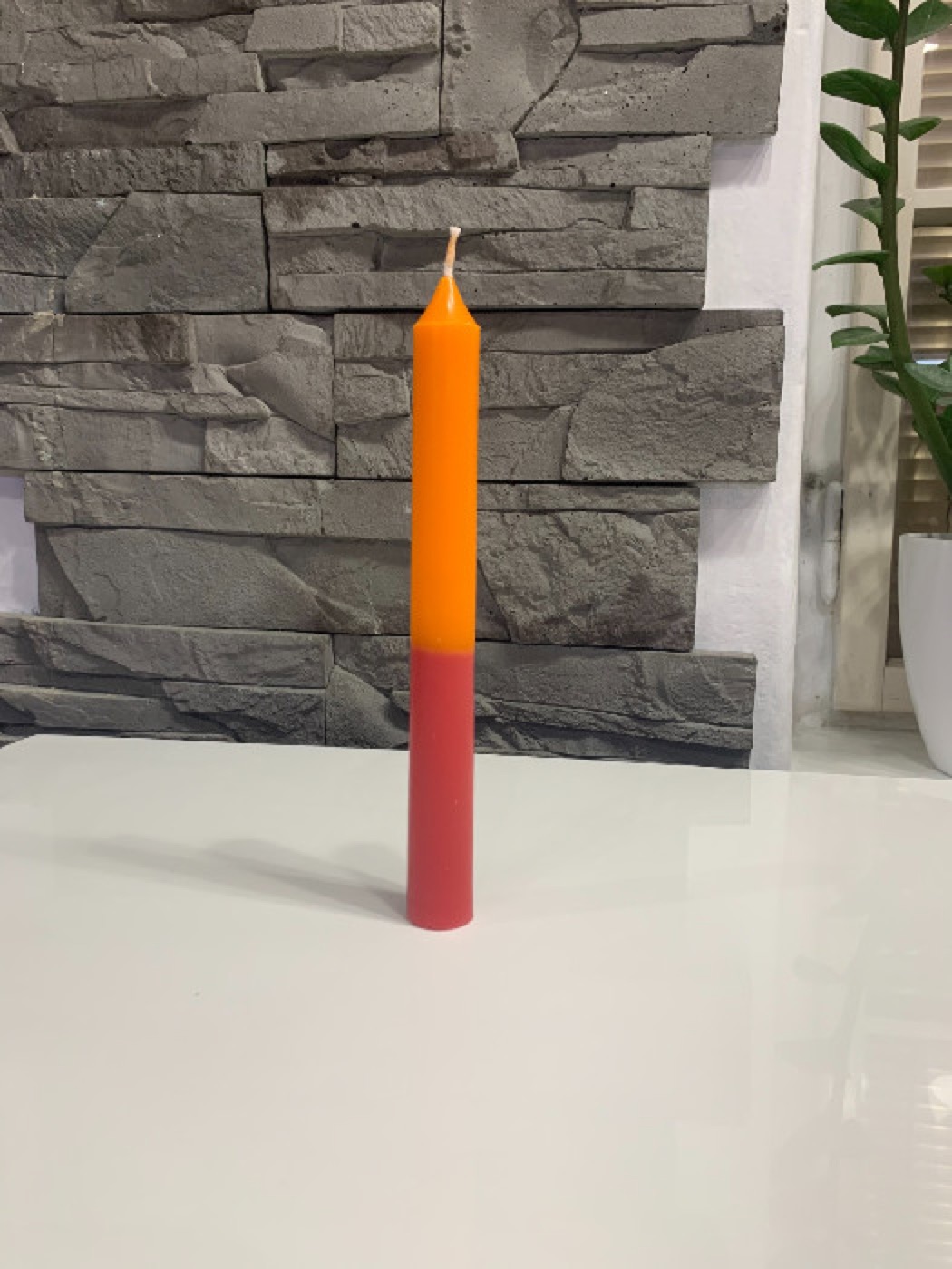 Oranžovo-červená svíčka 20 cm